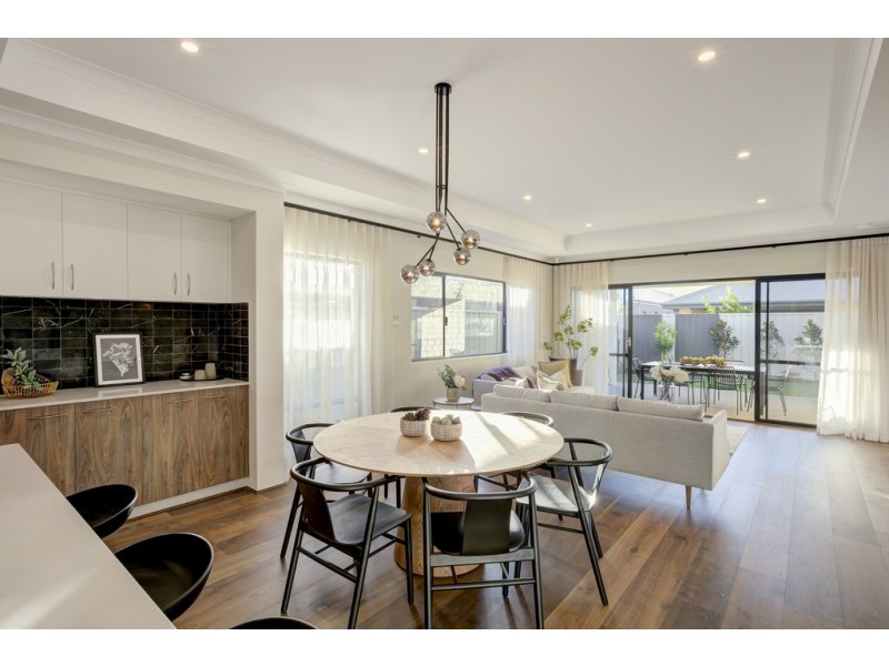 27 Calella Loop, Piara Waters WA 6112