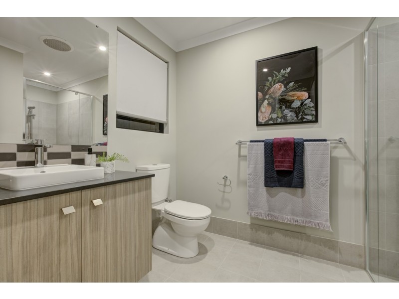 27 Calella Loop, Piara Waters WA 6112