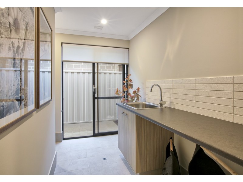 27 Calella Loop, Piara Waters WA 6112