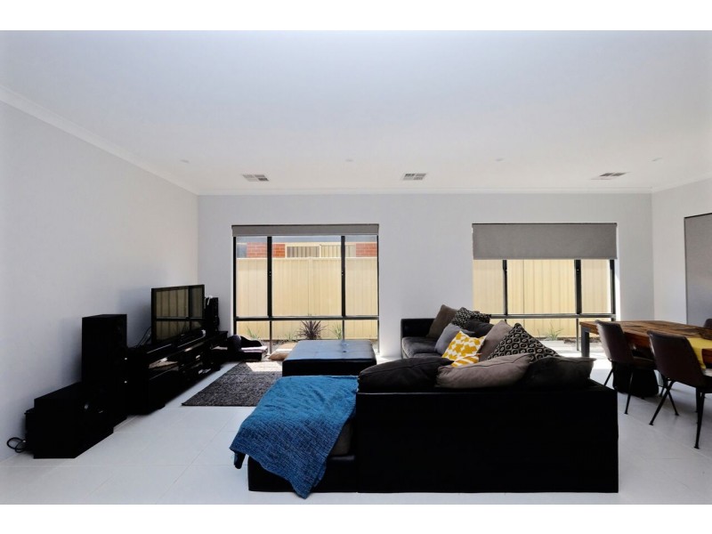 184 Badgerup Avenue, Lakelands WA 6180