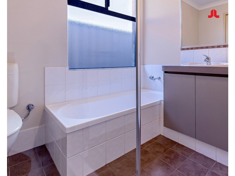 4/2 Moreton Crescent, Warnbro WA 6169