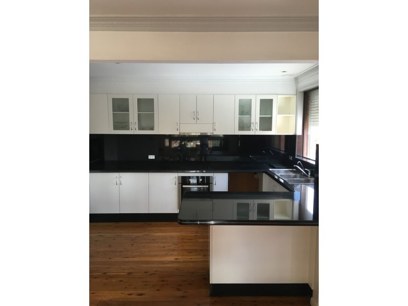 8 CONCORD PL, St Johns Park NSW 2176