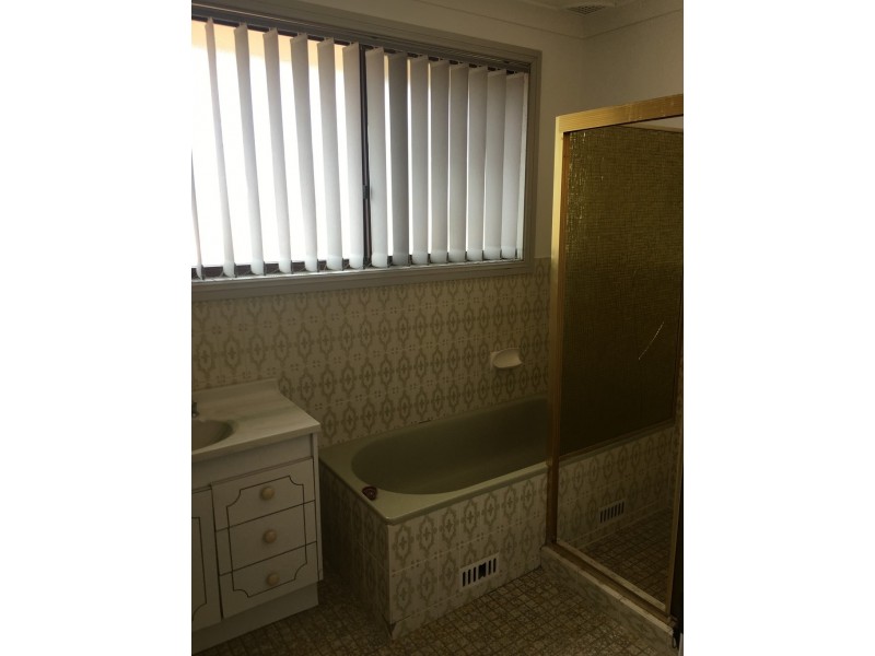 8 CONCORD PL, St Johns Park NSW 2176