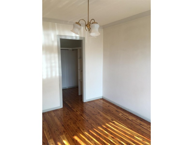 8 CONCORD PL, St Johns Park NSW 2176