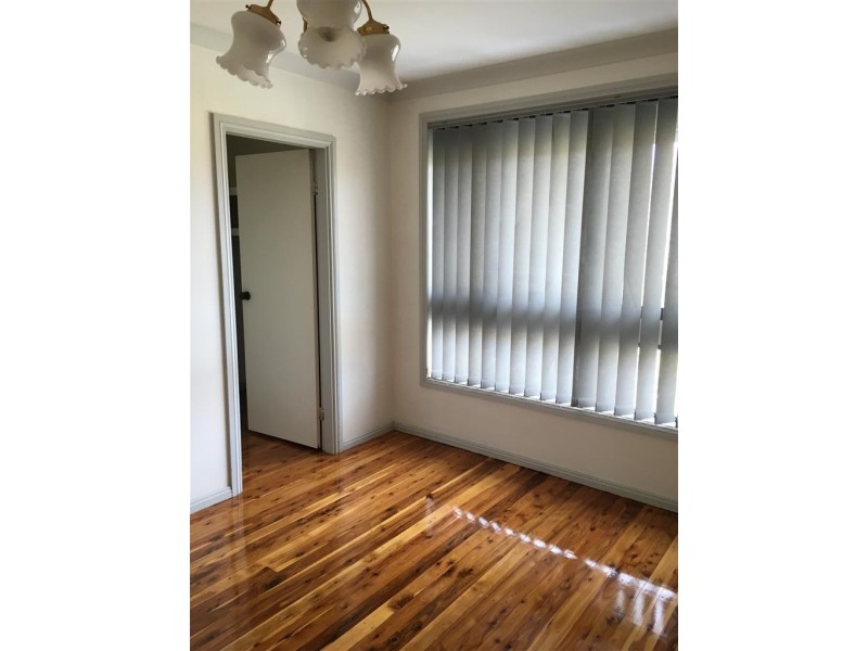 8 CONCORD PL, St Johns Park NSW 2176