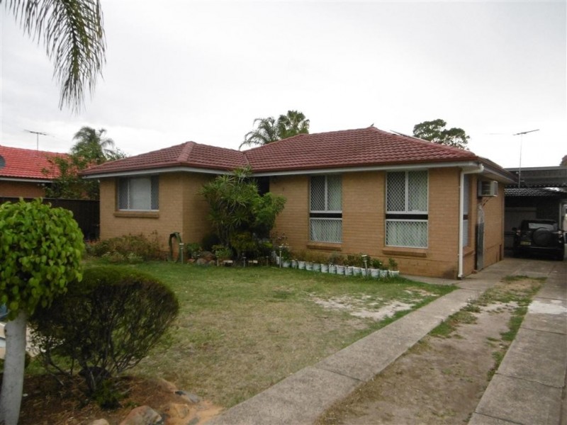 11 Arunta Ave, Green Valley NSW 2168