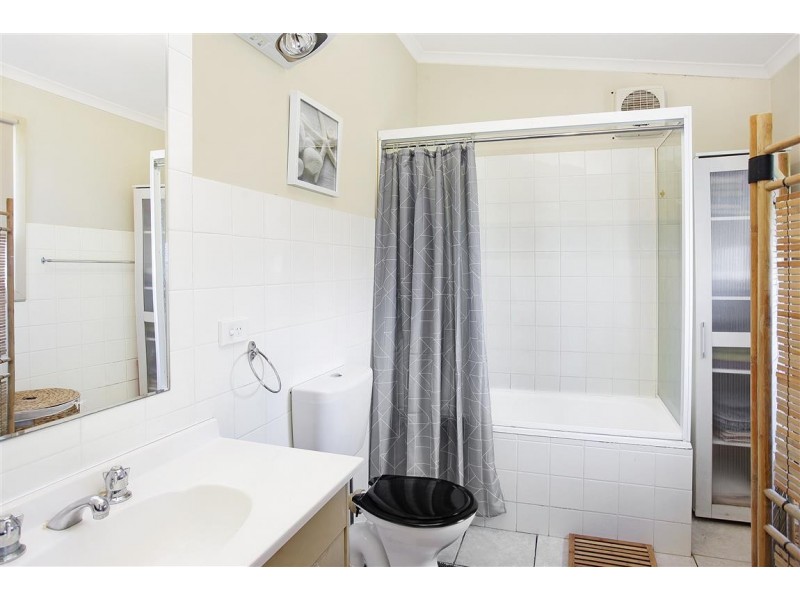 68 RUNCORN ST, St Johns Park NSW 2176