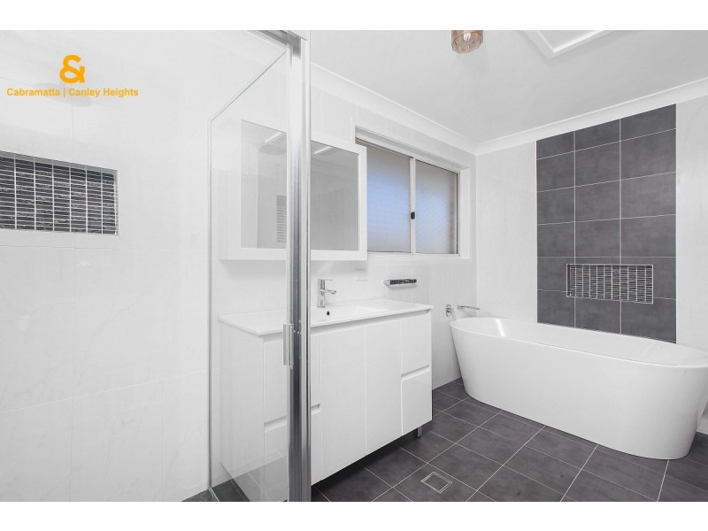 4 ASHLEY CLOSE, St Johns Park NSW 2176