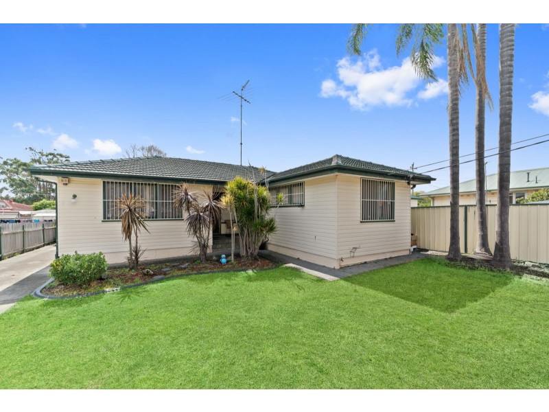 1 BARLOW CRESCENT, Canley Heights NSW 2166