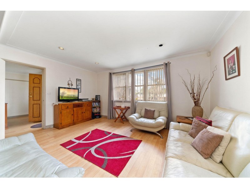 1 BARLOW CRESCENT, Canley Heights NSW 2166