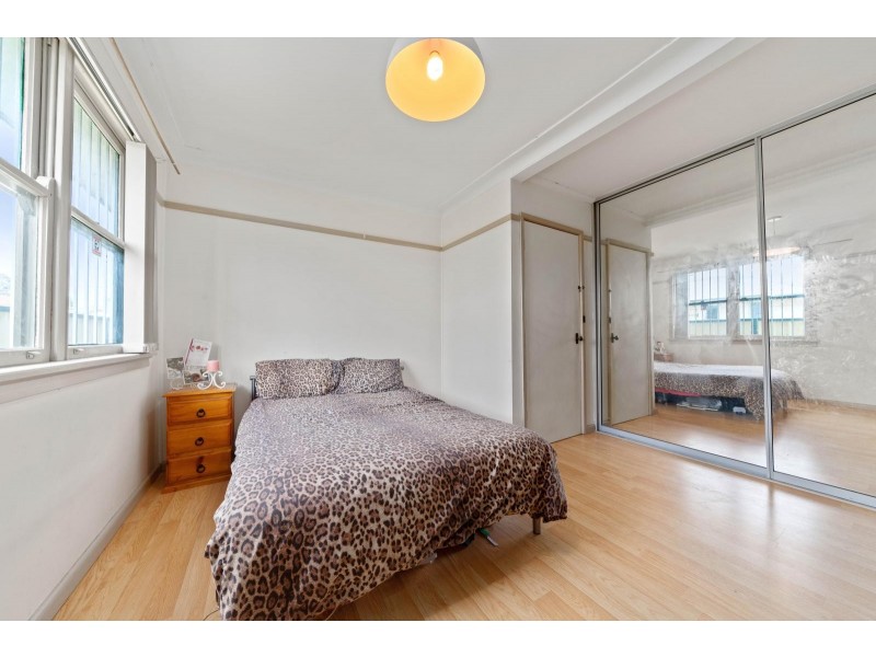 1 BARLOW CRESCENT, Canley Heights NSW 2166