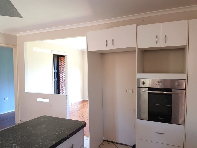 8 RUNDLE RD, Green Valley NSW 2168