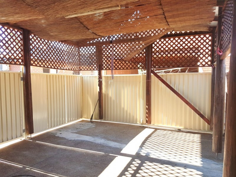8 RUNDLE RD, Green Valley NSW 2168