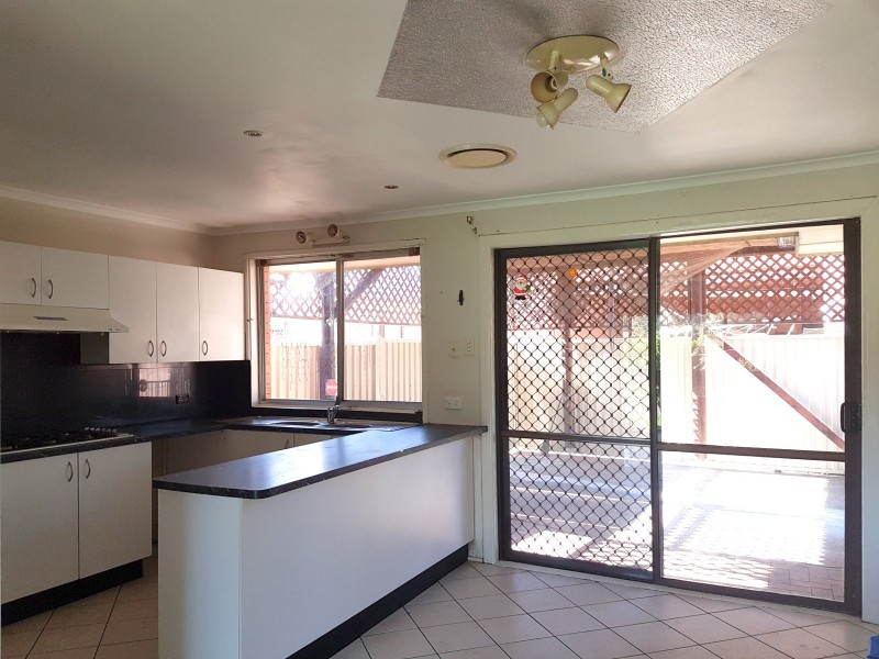 8 RUNDLE RD, Green Valley NSW 2168