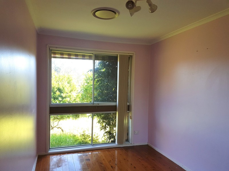 8 RUNDLE RD, Green Valley NSW 2168
