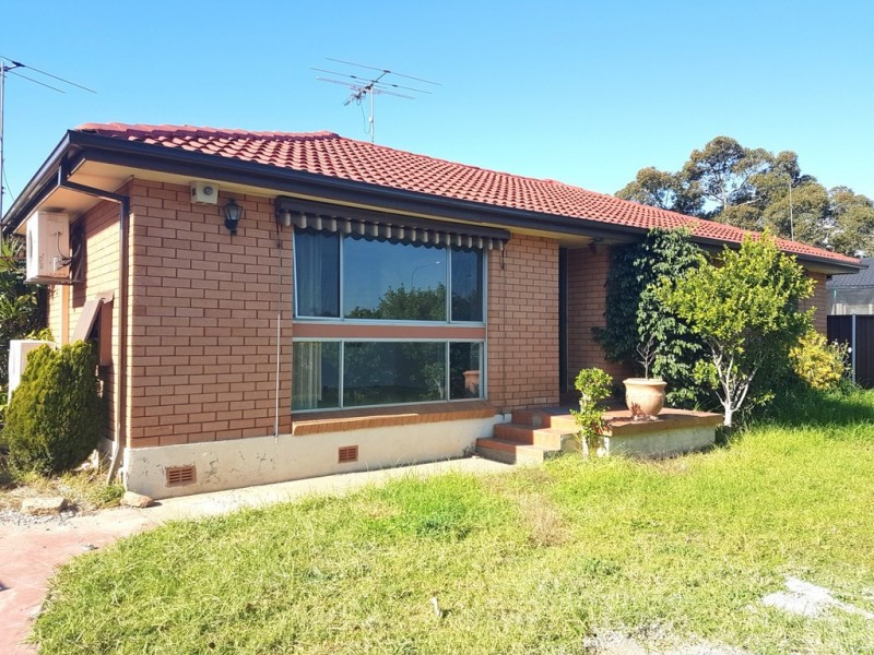 8 RUNDLE RD, Green Valley NSW 2168