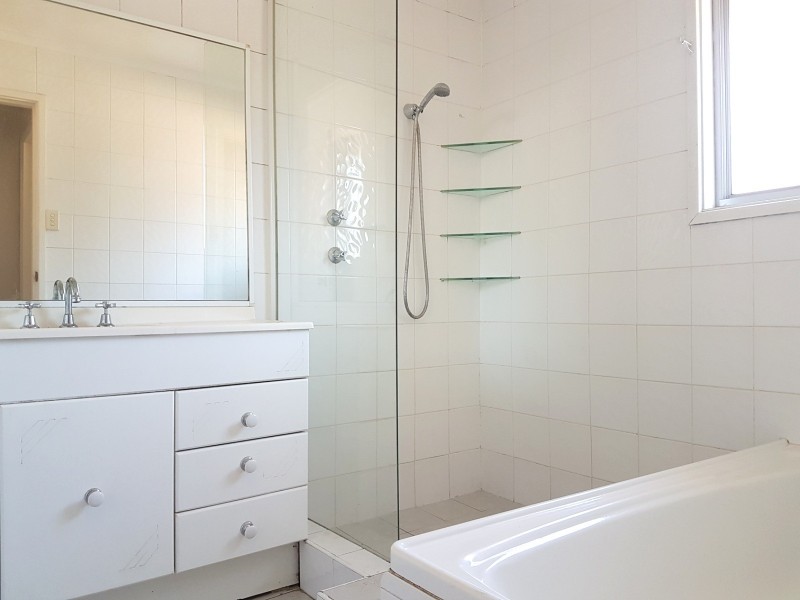 8 RUNDLE RD, Green Valley NSW 2168