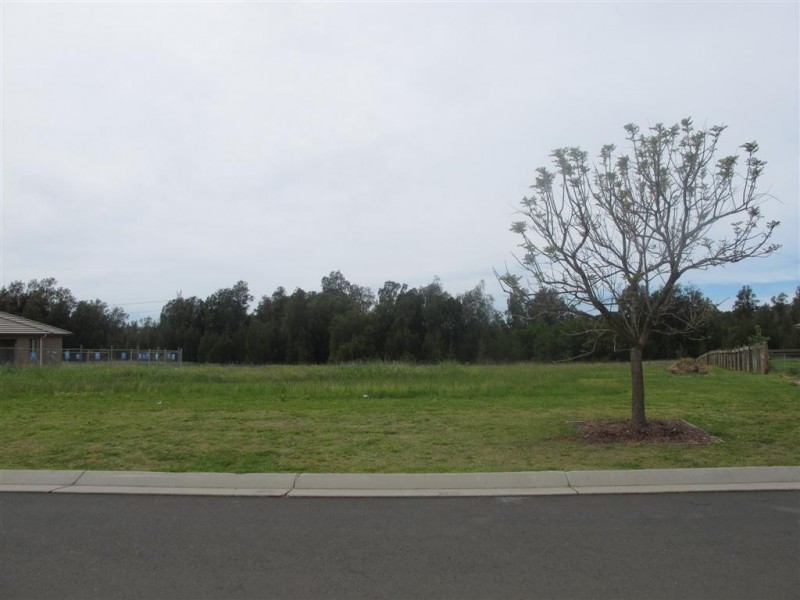 6 Portrush Cr, Luddenham NSW 2745