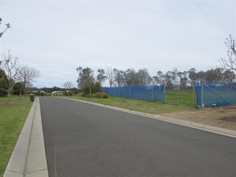 6 Portrush Cr, Luddenham NSW 2745