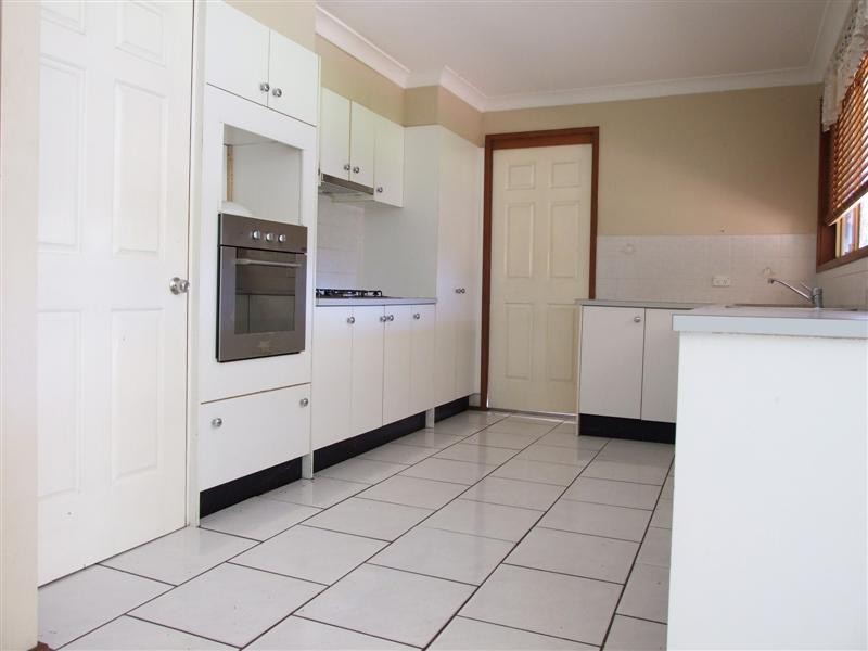 5 Peat Cl, Eagle Vale NSW 2558