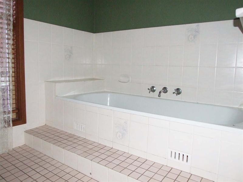 5 Peat Cl, Eagle Vale NSW 2558