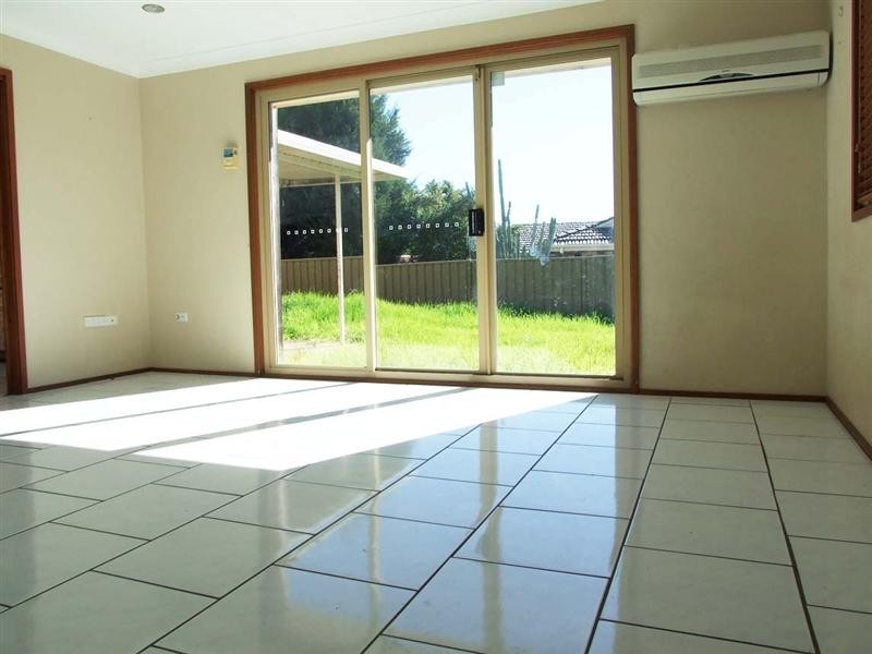 5 Peat Cl, Eagle Vale NSW 2558