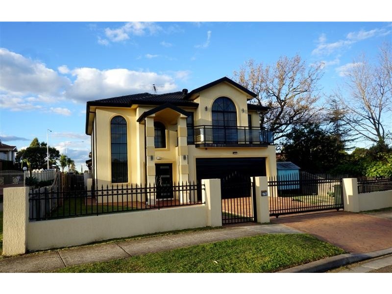 2 Yeronga Cl, St Johns Park NSW 2176