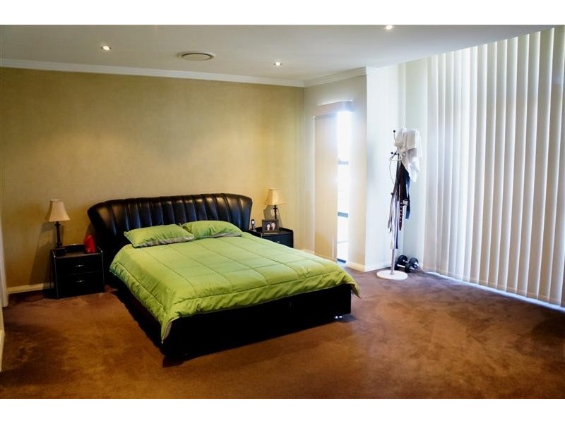 2 Yeronga Cl, St Johns Park NSW 2176