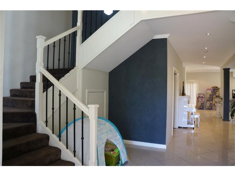 2 Yeronga Cl, St Johns Park NSW 2176