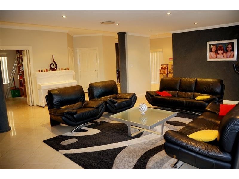 2 Yeronga Cl, St Johns Park NSW 2176