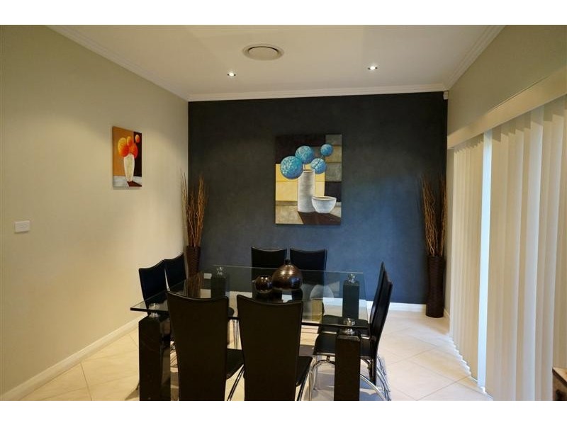 2 Yeronga Cl, St Johns Park NSW 2176