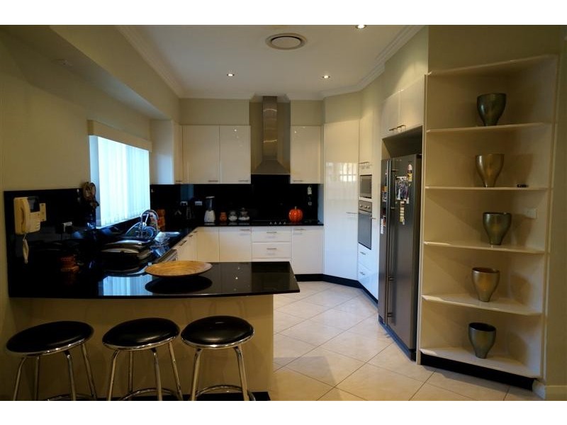 2 Yeronga Cl, St Johns Park NSW 2176