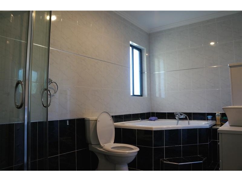 2 Yeronga Cl, St Johns Park NSW 2176