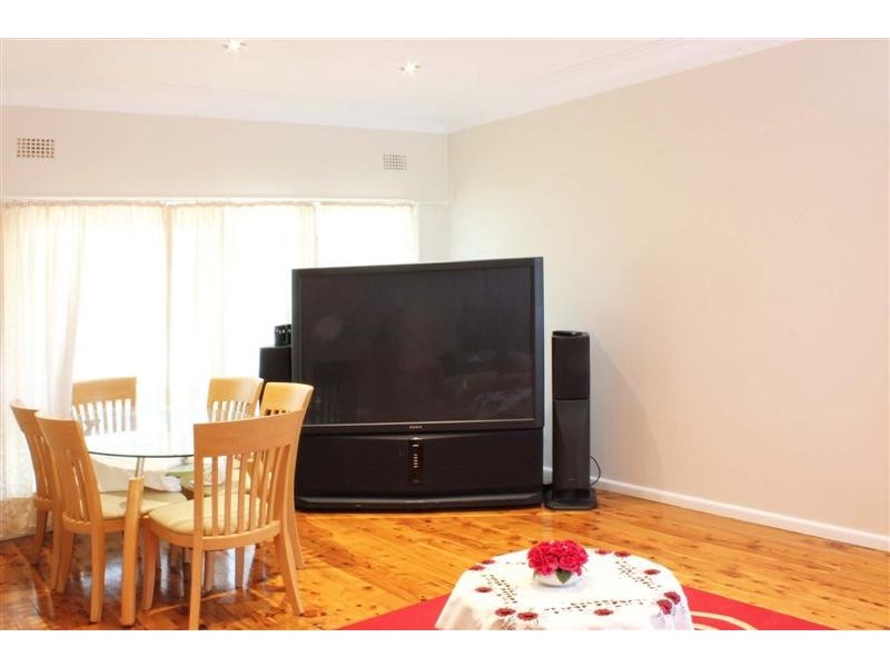 33 Karoon Ave, Canley Heights NSW 2166