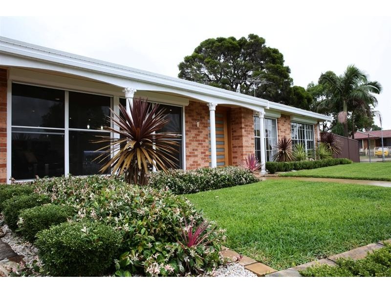 5 Guys Pl, St Johns Park NSW 2176