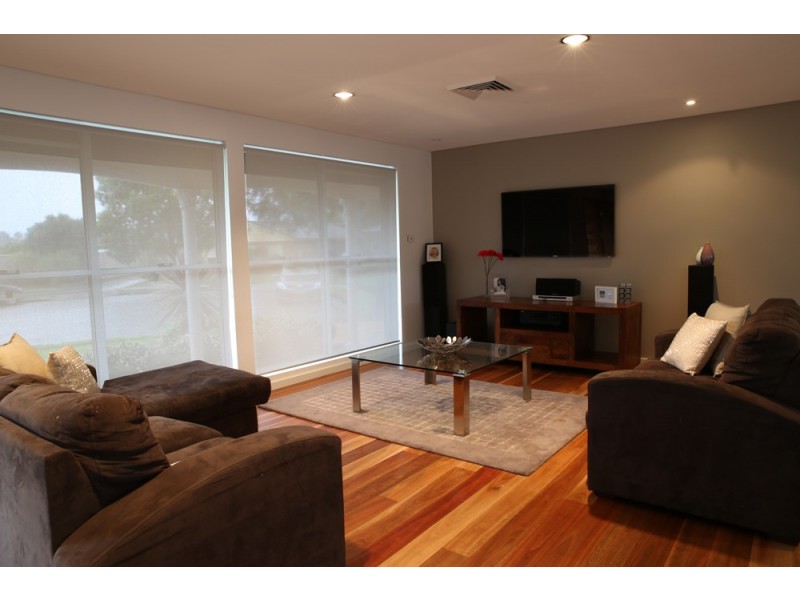 5 Guys Pl, St Johns Park NSW 2176