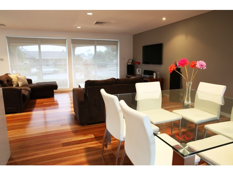 5 Guys Pl, St Johns Park NSW 2176