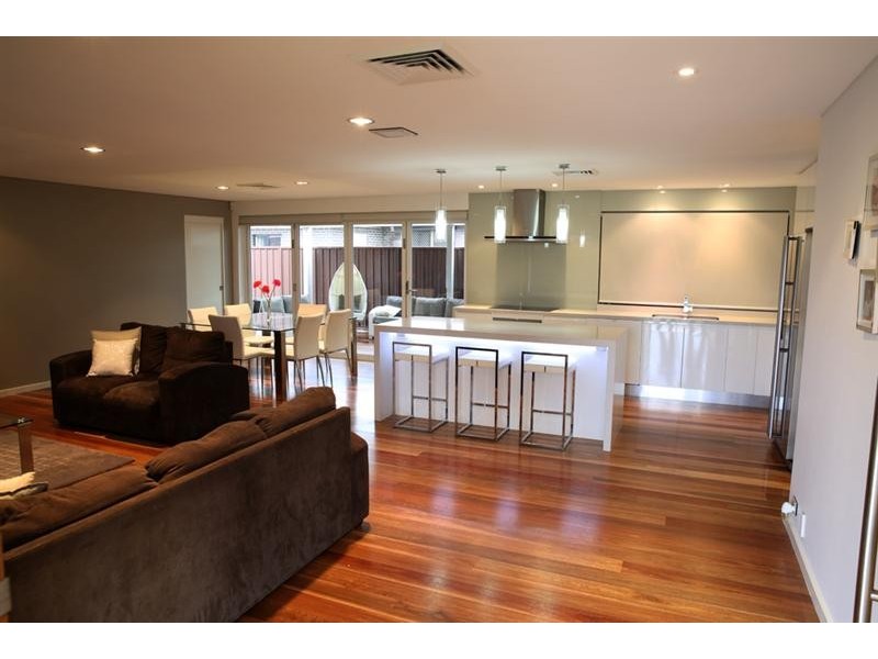 5 Guys Pl, St Johns Park NSW 2176