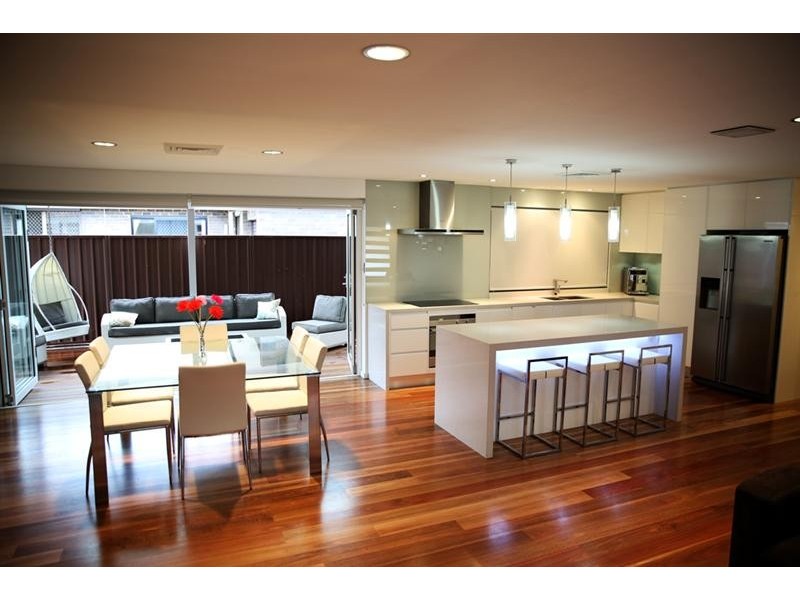 5 Guys Pl, St Johns Park NSW 2176