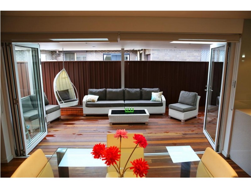 5 Guys Pl, St Johns Park NSW 2176