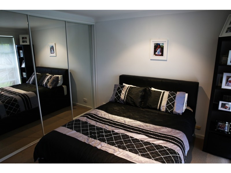 5 Guys Pl, St Johns Park NSW 2176