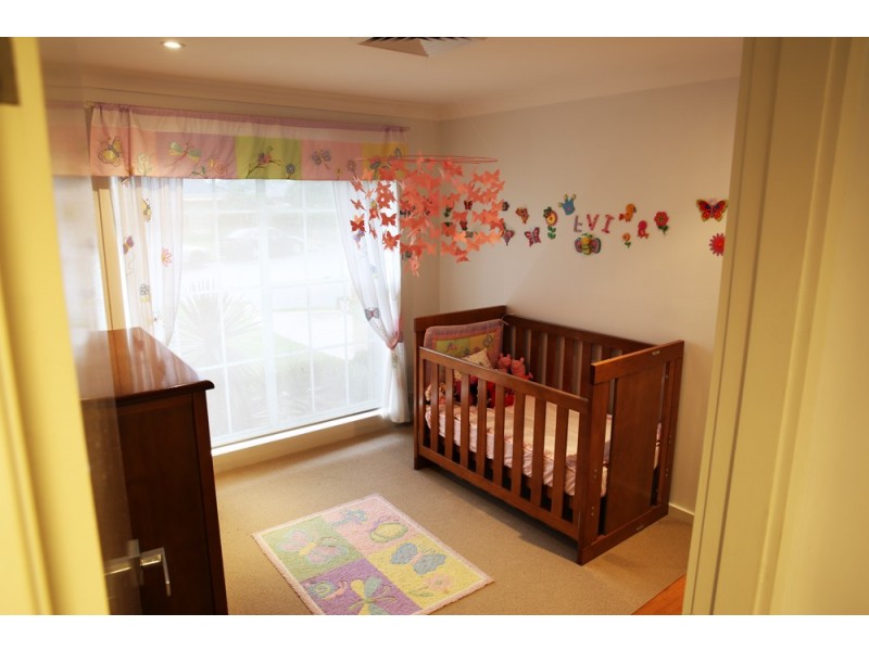 5 Guys Pl, St Johns Park NSW 2176