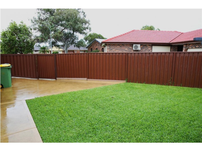 5 Guys Pl, St Johns Park NSW 2176