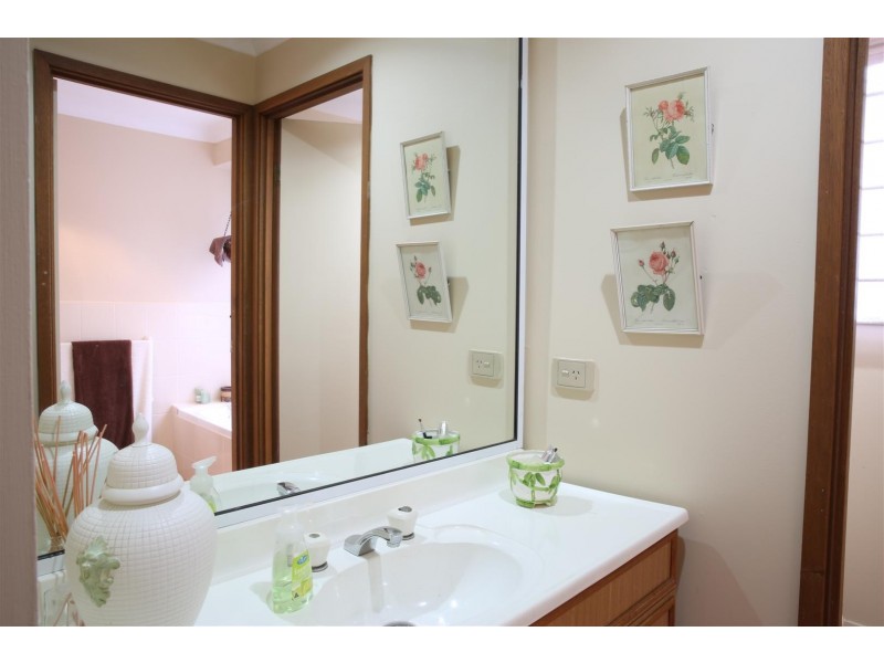 9 Unsworth St, Abbotsbury NSW 2176