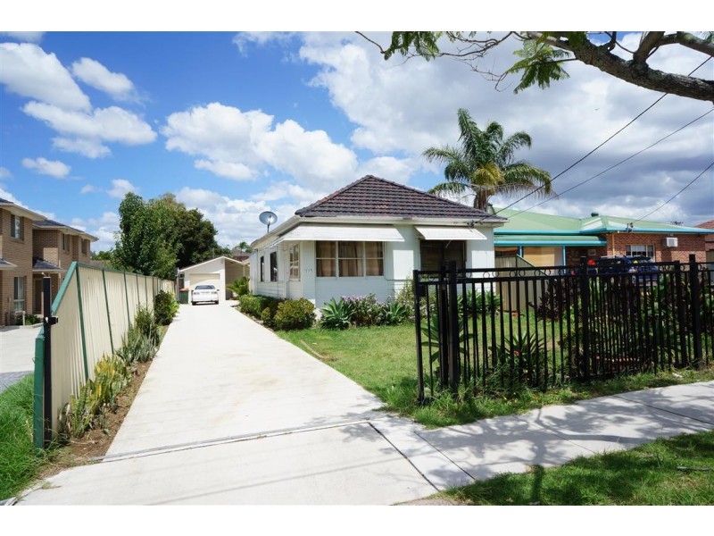 175 Station St, Fairfield Heights NSW 2165