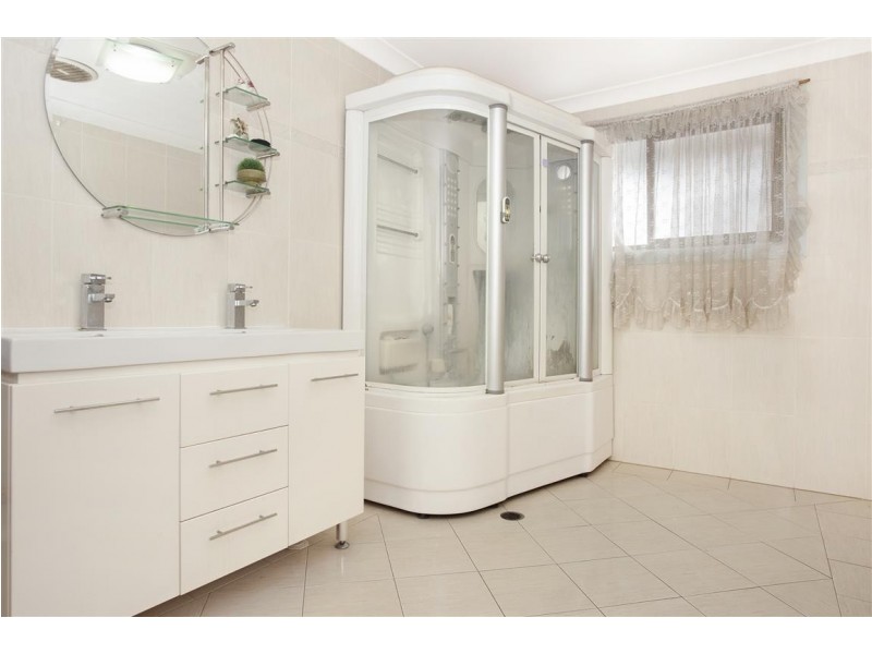 181 Humphries Rd, St Johns Park NSW 2176