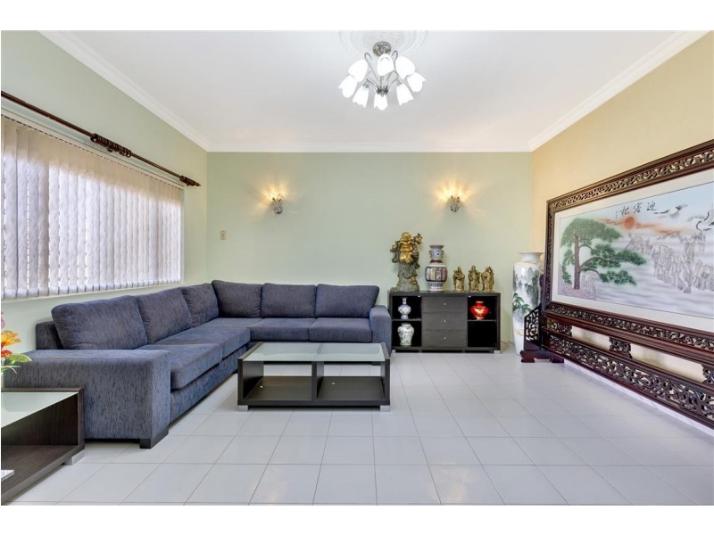 6 Bright Cl, Edensor Park NSW 2176