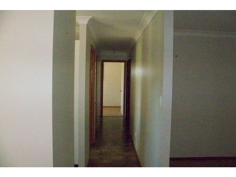 8 Michael av, Lamb Island QLD 4184