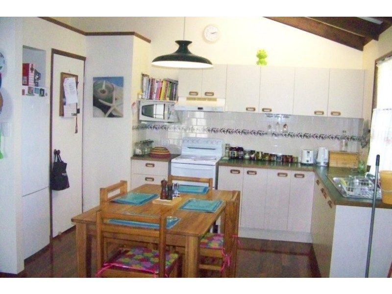 38 LUCAS DR, Lamb Island QLD 4184