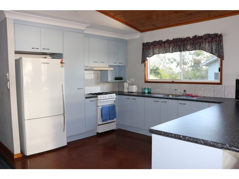 2 Island Outlook, Macleay Island QLD 4184